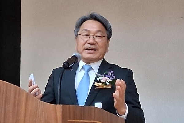 강기정 광주광역시장은 (사)21세기 여성발전위원회, 국민모범인상 시상식에 참석해 “지역사회와 나라 발전을 위해 헌신해 오신 모든 분들의 노고에 깊은 감사와 존경을 표한다. 특히 고(故) 이화성 이사장님의 정신을 기리고 계승하는 여러분의 노력은 우리 사회의 양성평등과 화합을 이루는 데 큰 의미가 있다. 오늘의 수상과 모든 성과가 앞으로 더욱 밝은 미래로 이어지기를 기원한다”고 덧붙였다.