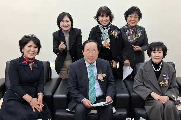 신숙경 (사)21세기 여성발전위원회장, 허정 에덴병원장(전/대한적십자사 광주전남지사 회장), 김금자 (사)21세기 여성발전위원회사무국장, 강금옥 문탐위원장, 회원들