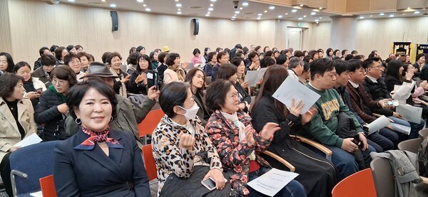 강금옥 문탐위원장과 위원들은 (사)21세기 여성발전위원회, 국민모범인상 시상식에 참석해  