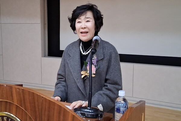 신숙경 (사)21세기 여성발전위원회장은 2025 정기총회 및 국민모범인상 시상식에서 “오늘 이 자리는 공직사회와 지역사회의 곳곳에서 여성이 더 당당히 빛날 수 있도록 함께 걸어온 우리 모두의 노고를 나누는 자리이다. 따뜻한 가을 햇살처럼, 오늘 이 만남이 서로에게 힘이 되는 시간이 되길 바란다.”라고 말했다.