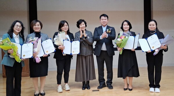 신숙경 (사)21세기 여성발전위원회장, 이정선 광주광역시교육감, 교육감상 표창 수여