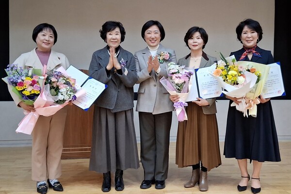 신수정 광주시의회의장, 신숙경 (사)21세기 여성발전위원회장, 시의회의장표창 