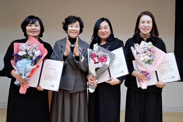 신숙경 (사)21세기 여성발전위원회장, 국회의원을 대신해 전수