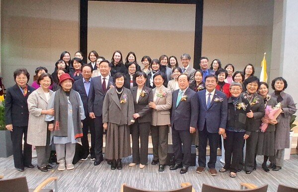 신숙경 (사)21세기 여성발전위원회장, 허정 에덴병원장(전/대한적십자사 광주전남지사 회장), 이병훈 더불어민주당호남발전 수석부위원장, 신수정 광주시의회의장, 김금자 (사)21세기 여성발전위원회사무국장, 양회길 ㈜중원 회장, 노은미 온누리예스약국 대표, 오옥자 수석부회장, 조정남 감사, 전성자 부회장, 선정욱 부회장, 강금옥 문탐위원장, 장용덕 서기, 김형숙 홍보이사, 김수진 부회장, 박연숙 위원, 박서희 위원과 위원들, 송기희 호남대학교교수와 위원들은 (사)21세기 여성발전위원회, 국민모범인상 시상식을 마친 후  