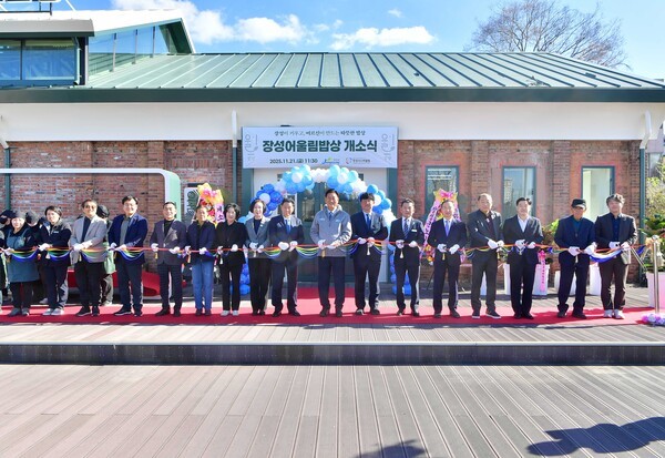 김한종 장성군수와 내빈들은 ‘장성어울림밥상’ 개소식 축하의 테이프 컷팅식을 하고 있다.