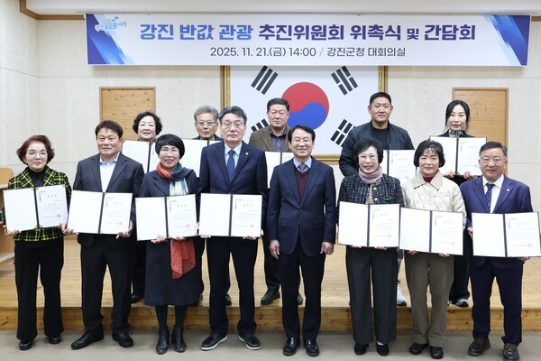 강진원 강진군수는 ‘강진 반값관광 추진위원회’위촉식을 갖고 기념촬영을 하고 있다.