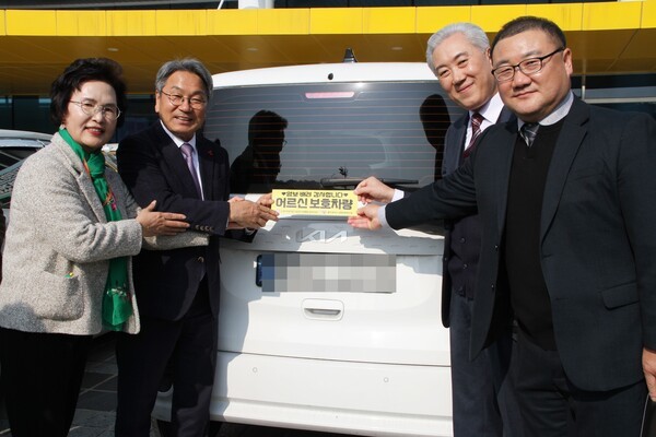 강기정 광주광역시장, 임용민 (사)한국재가장기요양기관협회장, 문희봉 (사)한국재가장기요양기관협회광주지부회장(광주효광노인복지센터대표, 송원대학교겸임교수), 나정숙 센터장은 (사)한국재가장기요양기관협회 2026년도 평가대비 재가장기요양기관 역량강화 교육에 앞서 재가장기요양기관 차량에 '어르신보호차량 스티커'를 부착하며 