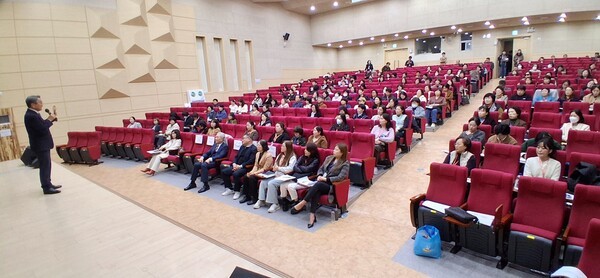 강기정 광주광역시장은 (사)한국재가장기요양기관협회2026년도 평가대비 재가장기요양기관 역량강화 교육에 참석해 축사를 전하고 있다.