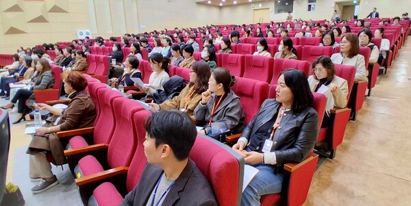 (사)한국재가장기요양기관협회2026년도 평가대비 재가장기요양기관 역량강화 교육에 참석한 회원들이 문희봉 (사)한국재가장기요양기관협회광주지부회장의 인사말을 꼼꼼히 청취하고 있다.