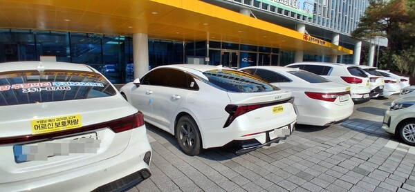 광주광역시와 (사)한국재가장기요양기관협회는 어르신보호차량 스티커 나눔 행사를 갖고 어르신이 더욱 안전한 광주광역시를 만들기 위한 인식 확산과 안전문화 정착에 힘을 모았다.