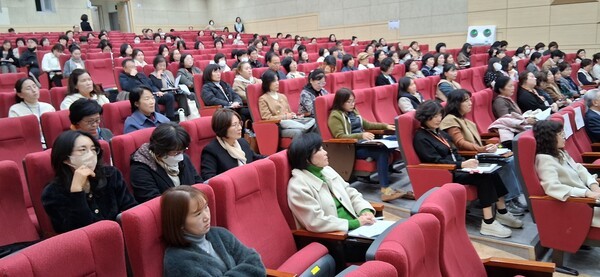 (사)한국재가장기요양기관협회2026년도 평가대비 재가장기요양기관 역량강화 교육에 참석한 회원들이 임용민 (사)한국재가장기요양기관협회장의 축사를 꼼꼼히 청취하고 있다.