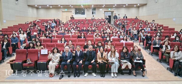 강기정 광주광역시장, 임용민 (사)한국재가장기요양기관협회장, 문희봉 (사)한국재가장기요양기관협회광주지부회장(광주효광노인복지센터대표, 송원대학교겸임교수), 오명란 (사)한국재가장기요양기관협회광주지부수석부회장, 임영빈 (사)한국재가장기요양기관협회전문강사, 구진성 (사)한국재가장기요양기관협회광주지부기획국장, 정성훈 (사)한국재가장기요양기관협회광주지부 북구지회장, 조미경 광주대학교 교수, 선향송 센터장, 나정숙 센터장, 박화순 센터장, 김옥자 센터장, 광주지부회원들은  