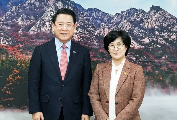 김영록 전라남도지사가 24일 도청 접견실에서 원민경 성평등가족부 장관과 면담을 마치고 기념촬영을 하고 있다.