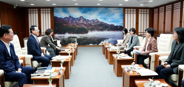 김영록 전라남도지사가 24일 도청 접견실에서 원민경 성평등가족부 장관과 면담을 갖고 여성·가족·청소년 관련 전남 주요 현안 사업에 대한 건의 및 협조를 요청하고 있다.