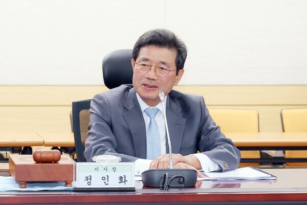 정인화 광양시장은 (재)백운장학회 2025년도 제3차 이사회에서 “백운장학회가 학생들에게 배움의 기회를 넓혀 주고, 각자의 꿈을 마음껏 펼칠 수 있는 든든한 기반이 되기를 기대한다”고 말했다.