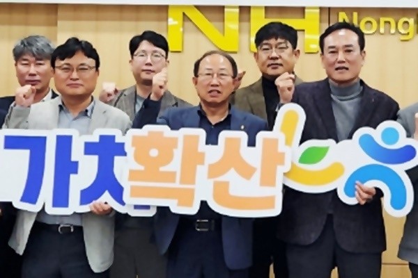 (앞줄 가운데)이선학 광주광역시농협통합RPC  대표이사는  광주·전남 RPC장장·대표이사협의회 수확기 임시총회에 참석해 