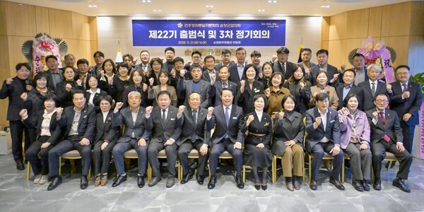 최영일 순창군수, 전인백 민주평화통일자문회의 순창군협의회 회장, 자문위원 등 50여명은 제22기 출범식을 축하하며 