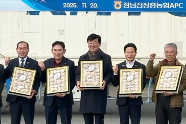 (가운데) 김성 장흥군수는 장흥지역 대표 특산물인 표고버섯, 무산김 등의 홍콩 수출 선적식에 참석해 “앞으로도 장흥군은 수출 기반 확대와 농가 소득 증대를 위해 적극적인 지원과 협력을 이어가겠다”고 말했다.