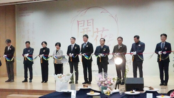 상철 호남대학교총장, 최영화 입학처장, 김덕모 대학원장, 이성오 기획처장, 정재평 산학협력단장, 유혜숙 보건과학대학장, 김영균 외식조리학과 학과장, 이선호 교수, 이승익 교수, 최상호 교수, 이무형 교수, 이승철 교수, 이상진 교수는  호남대학교 외식조리학과 제24회 졸업작품전 ‘개화(開花)’ 개최 축하의 테이프 컷팅식을 하고 있다.