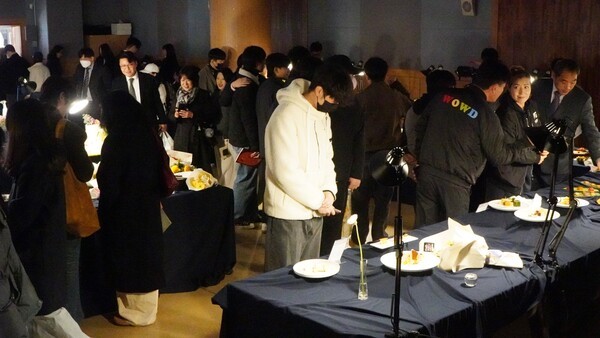 호남대학교 외식조리학과 제24회 졸업작품전 ‘개화(開花)’에 참석한 졸업생과 학부모 및 학생들이 졸업 작품전을 꼼꼼히 관람하고 있다.