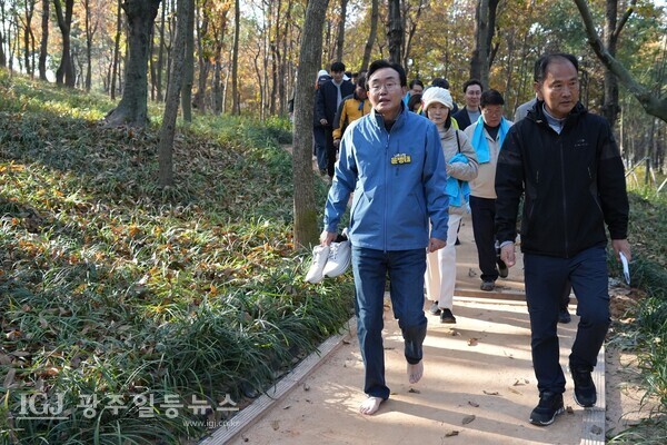 윤병태 나주시장(오른쪽 두 번째)이 새롭게 조성한 황토맨발길을 걷고 있다.
