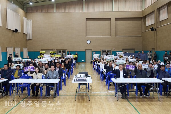 김순호 구례군수, 전봉태 산동면 주민자치위원회 위원장과 위원들, 군민 200여명은 산동면 주민자치프로그램 성과 발표회에 참석해 