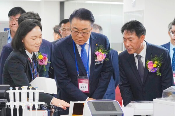 (가운데) 구복규 화순군수와 (오른쪽) 김기홍 전남도 전략산업국장은 글로벌 생명과학 기업인 써모 피셔 사이언티픽 코리아의 기술협력센터 개소식에 참석해, 관계자로부터 기업 현황과 기술에 대한 설명을 듣고 있다.