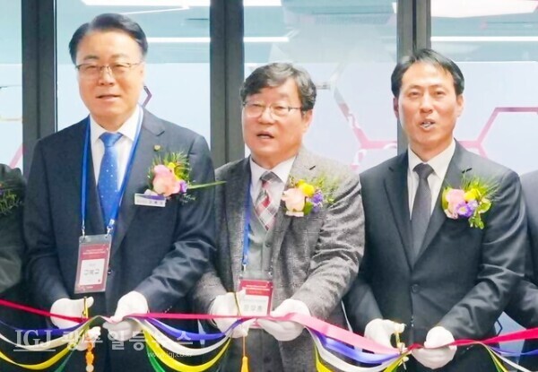 (왼쪽) 구복규 화순군수와 (오른쪽) 김기홍 전남도 전략산업국장은 글로벌 생명과학 기업인 써모 피셔 사이언티픽 코리아의 기술협력센터 개소식에 참석해 축하의 테이프 컷팅을 하고 있다.