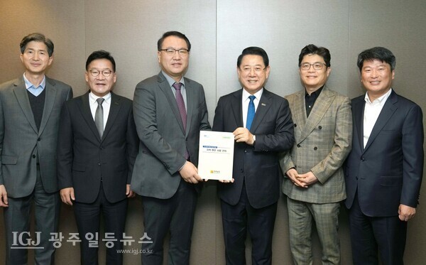 김영록 전라남도지사는 유병서 기획재정부 예산실장에게 전남의 주요 현안사업 건의 내용을 전달한 후 강위원 전남도 경제부시장과 관계자들이 함께 기념촬영을 하고 있다.