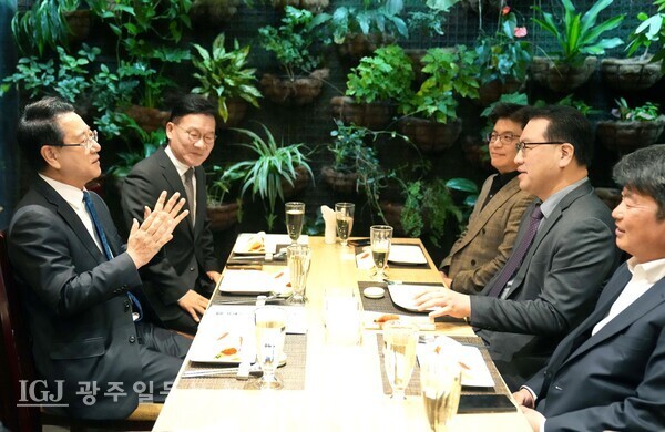 김영록 전라남도지사가 25일 서울 여의도에서 유병서 기획재정부 예산실장과 간담회를 갖고 2026년 국회 증액 핵심사업이 차질없이 반영되도록 지원을 요청했다.