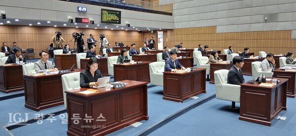 광주광역시의회 의원들은 의원들의 5분 자유 발언을 꼼꼼히 청취하고 있다.