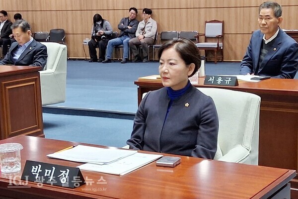 박미정 광주시의원은 광주광역시의회, 제338회 제2차 정례회 제3차 본회의에서  이정선 광주광역시교육감의 2025년도 제2회 광주광역시교육비특별회계 세입.세출 추경예산안에 따른 증액 예산에 대한 동의 여부 의견과 예산안 의결에 따른 인사를 꼼꼼히 청취하고 있다.