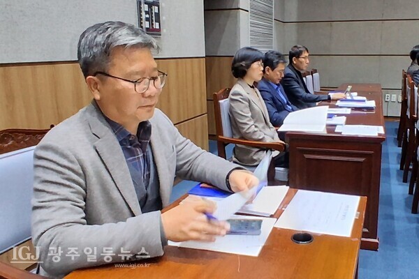 박광석 광주시대변인은 광주광역시의회, 제338회 제2차 정례회 제3차 본회의에서 강기정 광주광역시장의 2025년도 제3회 광주광역시 일반 및 특별회계 세입.세출 추경예산안등 2건에 따른 인사를 꼼꼼히 청취하고 있다.