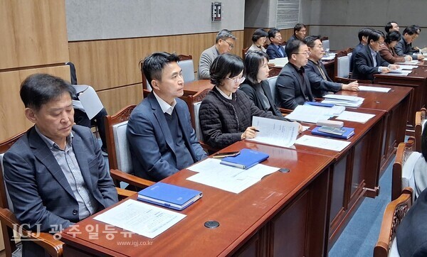 고영국 광주시소방안전본부장, 임태형 광주시감사위원장, 김기숙 광주시교육청년국장, 주재희 광주시경제창업국장은 광주광역시의회, 제338회 제2차 정례회 제3차 본회의에서 강기정 광주광역시장의 2025년도 제3회 광주광역시 일반 및 특별회계 세입.세출 추경예산안등 2건에 따른 인사를 꼼꼼히 청취하고 있다.