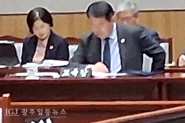 이정선 광주광역시교육감은 광주광역시의회, 제338회 제2차 정례회 제3차 본회의에서 강기정 광주광역시장의 2025년도 제3회 광주광역시 일반 및 특별회계 세입.세출 추경예산안등 2건에 따른 인사를 꼼꼼히 청취하고 있다.