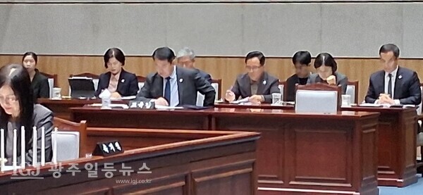 이정선 광주광역시교육감과, 이병철 광주광역시기획조정실장, 박준수 광주시교육청교육행정국장, 이성철 서부교육지원청교육장, 이명숙 동부교육지원청교육장은 광주광역시의회, 제338회 제2차 정례회 제3차 본회의에 참석해 의견을 꼼꼼히 청취하고 있다.