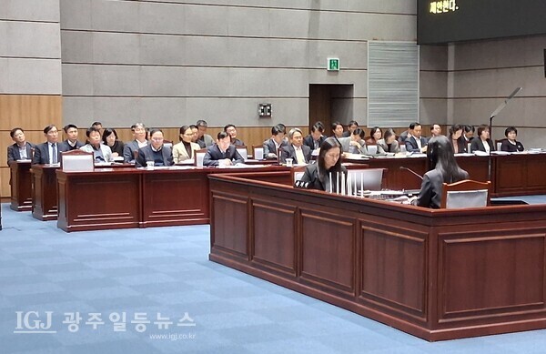 강기정 광주광역시장, 고광완 광주시행정부시장 등 광주광역시 간부들은  광주광역시의회, 제338회 제2차 정례회 제3차 본회의에 참석해 의견을 꼼꼼히 청취하고 있다.