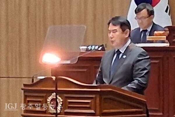 이정선 광주광역시교육감은 광주광역시의회, 제338회 제2차 정례회 제3차 본회의에서 인사, 이정선 광주광역시장은 2025년도 제2회 광주광역시교육비특별회계 세입.세출 추경예산안에 따른 증액 예산에 대한 동의 여부 의견과 예산안 의결에 따른 인사를 하고 있다.