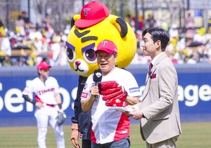 강기정 광주광역시장, KIA타이거즈 &apos;내일이 빛나는 광주&apos; 홈 개막전 시구