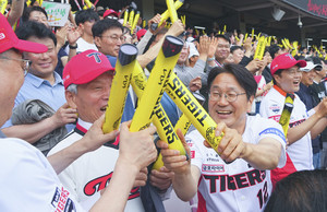 응원 단장 강기정 광주광역시장, KIA 타이거즈 승리를 위해 온 몸을 던지다!
