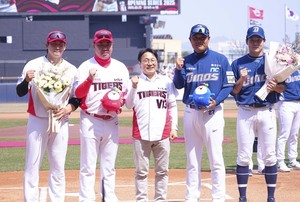 [사진뉴스] 강기정 광주광역시장, KIA타이거즈 홈개막전 참석해 축하와 격려 전해!