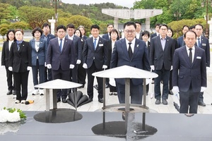 김명수 광주 광산구의회의장과 의원들, 5·18민주화운동 제45주년 기념 참배