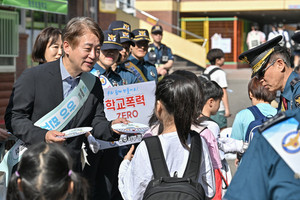 [사진뉴스] 김이강 광주 서구청장, 서부경찰서와 등굣길 교통안전 캠페인 펼쳐