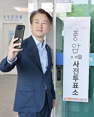 [사진뉴스] 김이강 광주 서구청장 "투표는 우리가 가진 가장 강력한 권리이자 책임"..제21대 대통령 선거 사전투표 참여