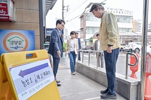 [사진뉴스] 김이강 광주 서구청장, 제21대 대통령 선거 투표소 막바지 점검