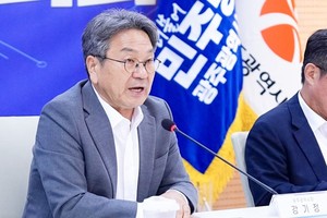 강기정 광주광역시장ㆍ양부남 더불어민주당 광주시당위원장ㆍ임택 광주광역시 5개구청장협의회장과 구청장들ㆍ의원들 "현안 해결에 힘 모은다!"