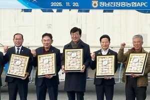 김성 장흥군수 “장흥 특산물 세계 경쟁력 입증”… 홍콩 직수출 선적식 개최