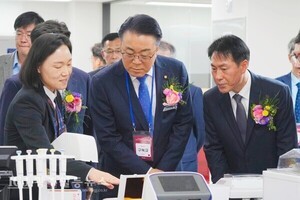 구복규 전남 화순군수ㆍ김기홍 전남도전략산업국장  축하속에 글로벌 생명과학 기업  기술협력센터 개소